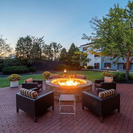 Courtyard Columbus Airport Hotel Exterior photo