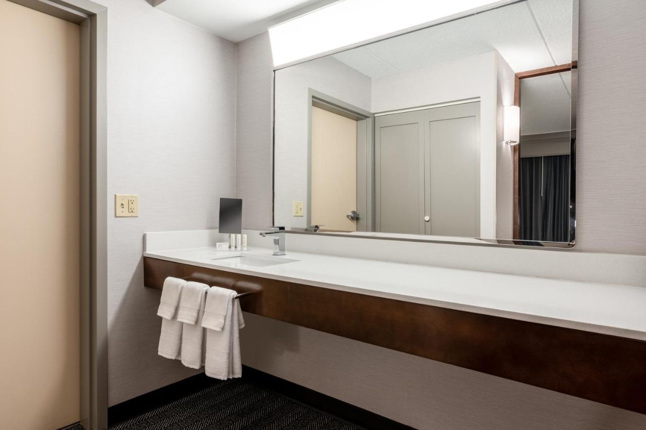 Courtyard Columbus Airport Hotel Exterior photo