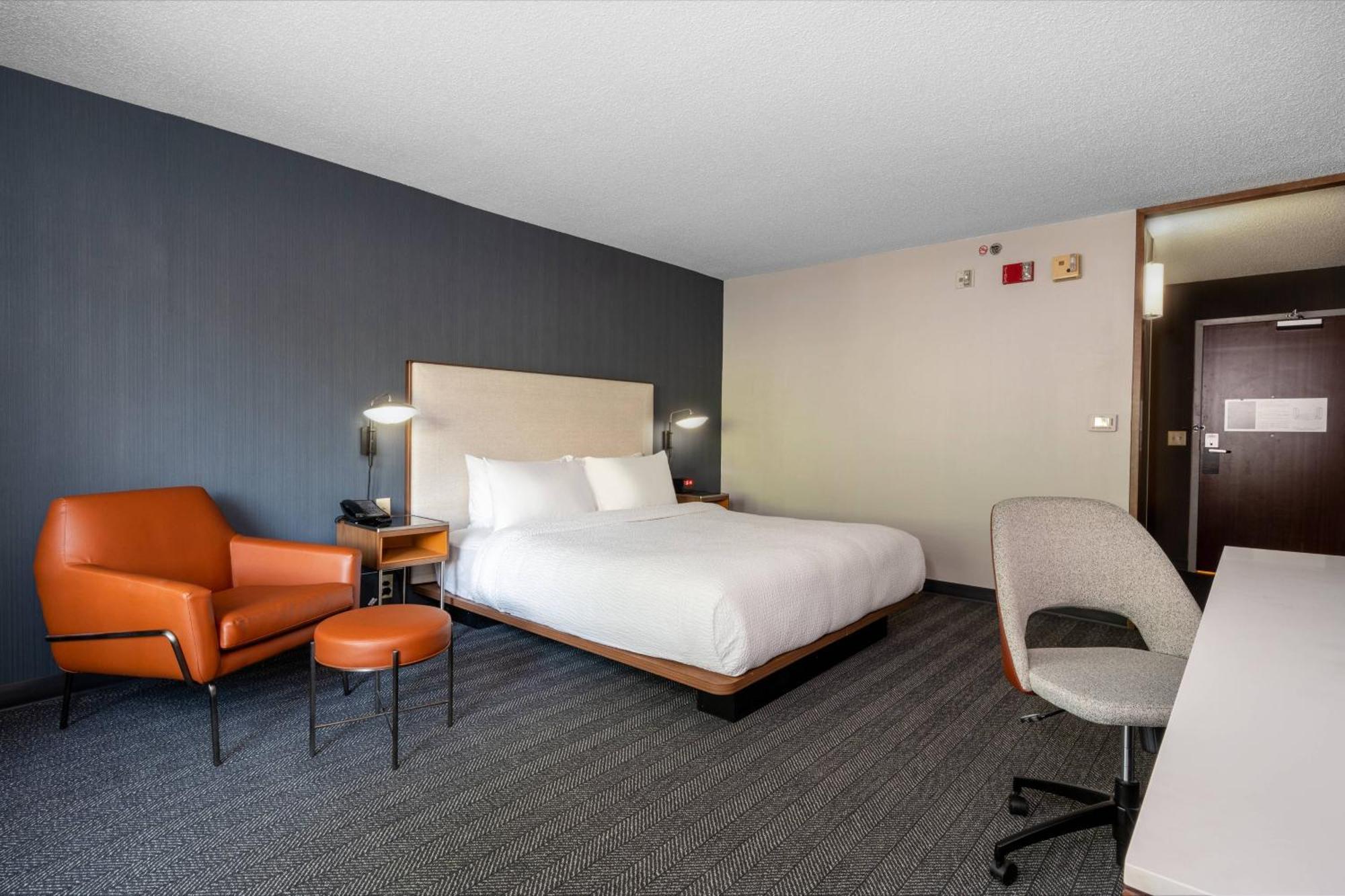 Courtyard Columbus Airport Hotel Exterior photo