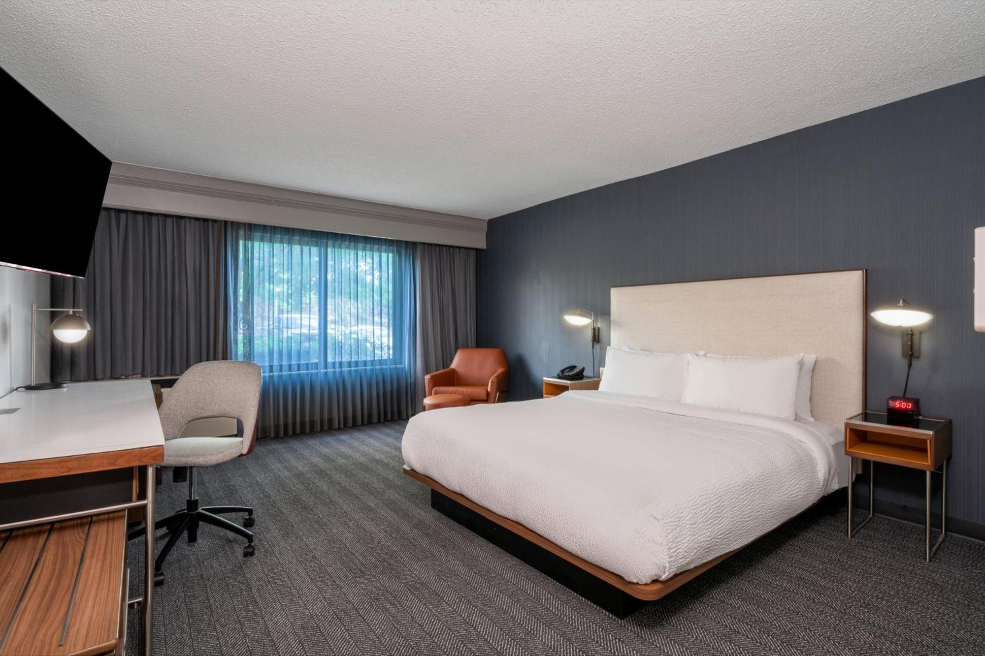 Courtyard Columbus Airport Hotel Exterior photo