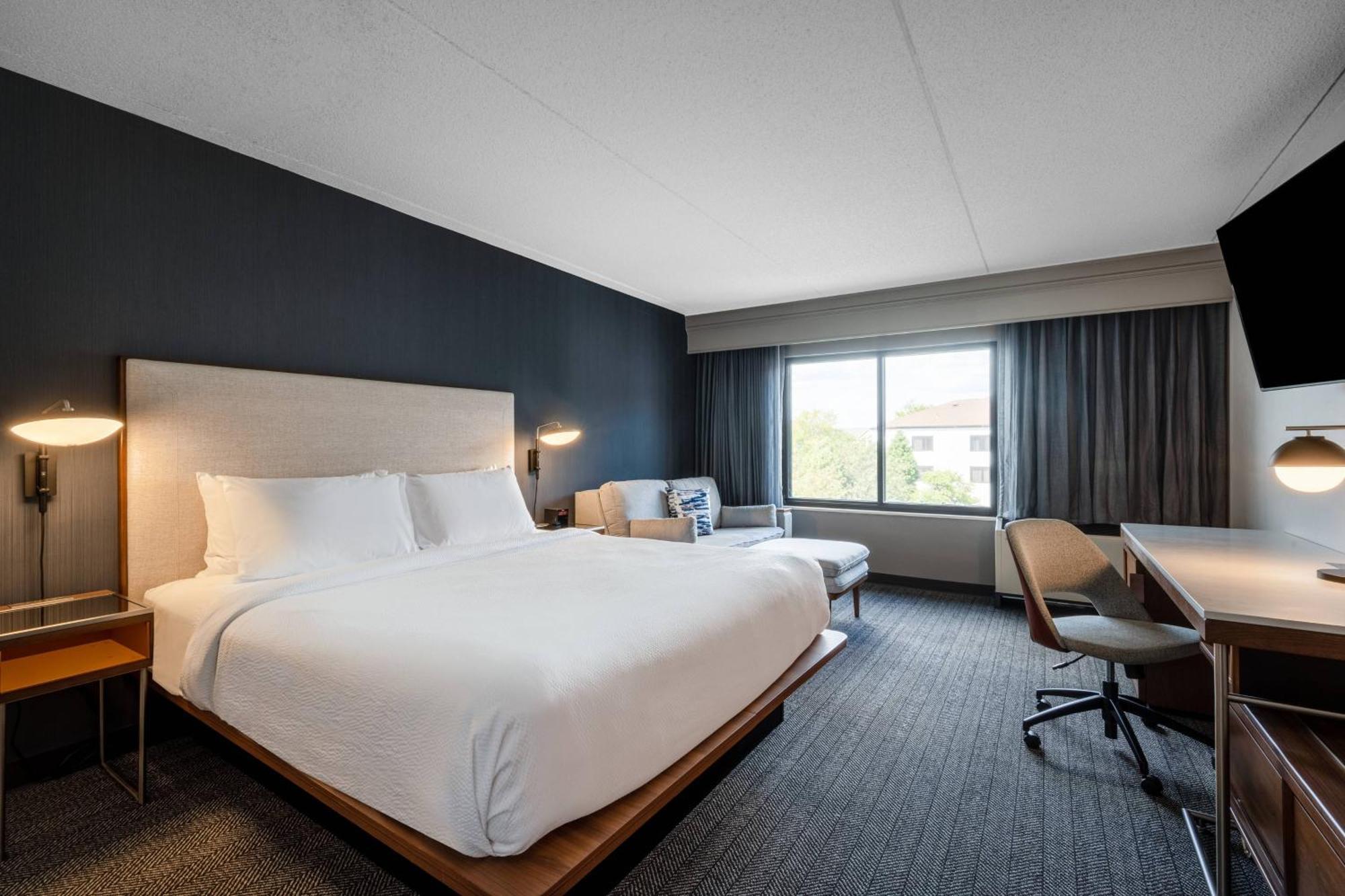Courtyard Columbus Airport Hotel Exterior photo