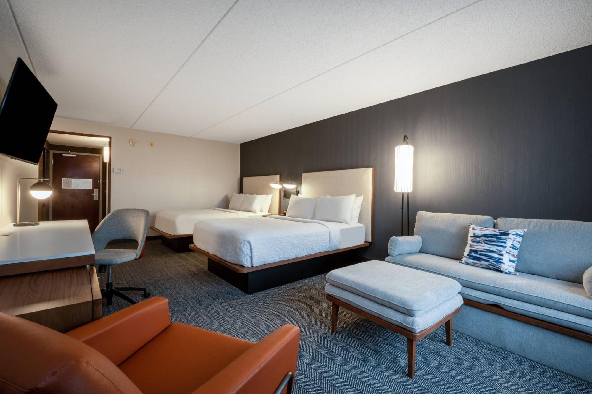 Courtyard Columbus Airport Hotel Exterior photo
