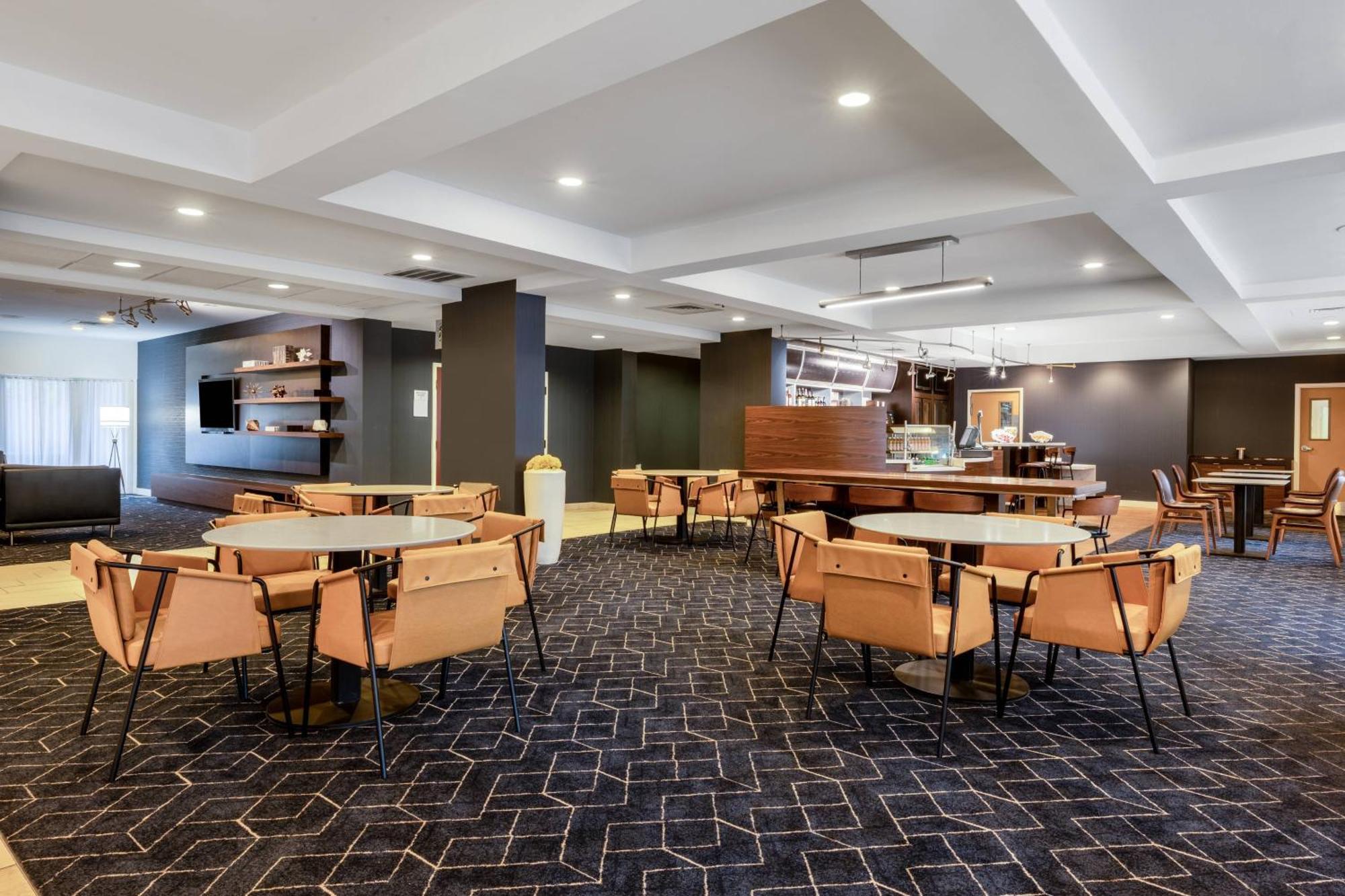 Courtyard Columbus Airport Hotel Exterior photo
