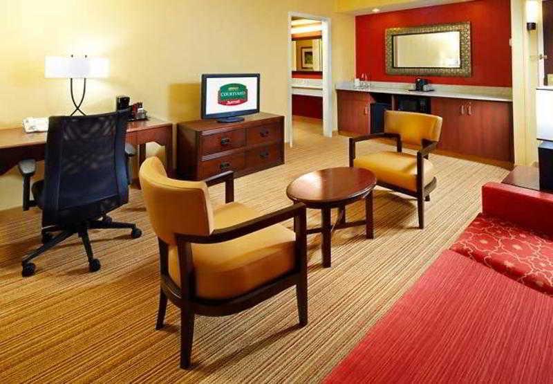 Courtyard Columbus Airport Hotel Exterior photo