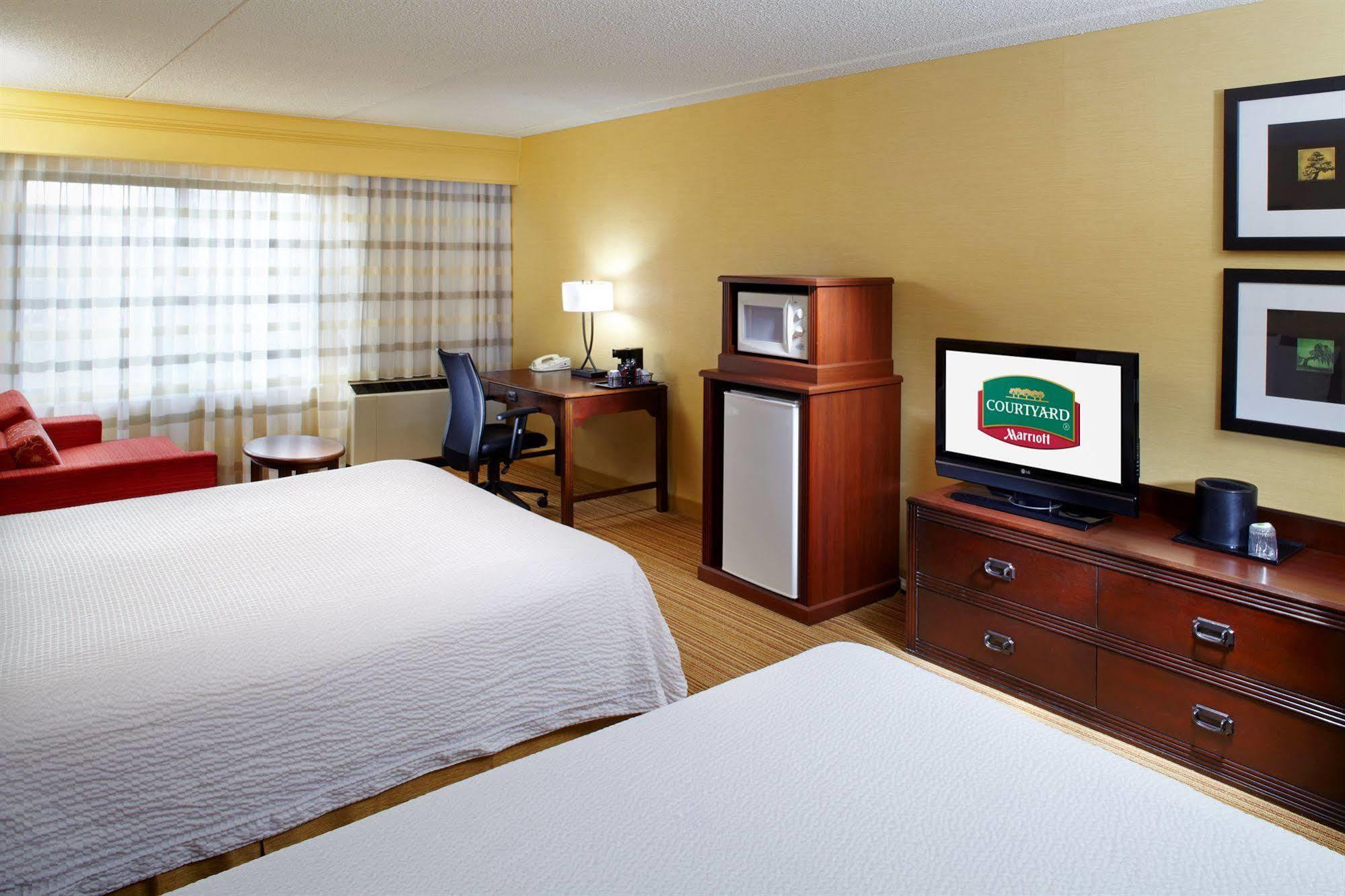 Courtyard Columbus Airport Hotel Exterior photo