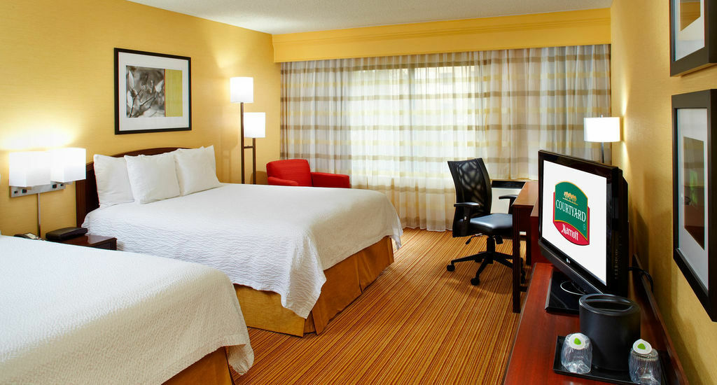 Courtyard Columbus Airport Hotel Exterior photo