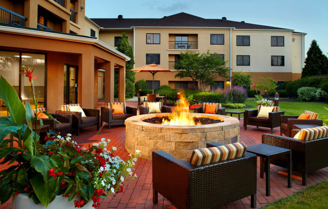 Courtyard Columbus Airport Hotel Exterior photo